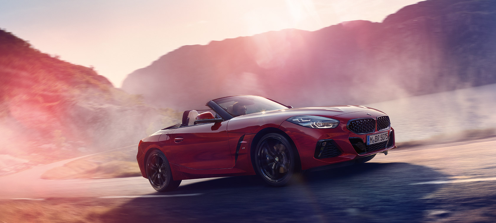 Rijdende BMW Z4 Roadster G29 BMW Z4 Roadster op een helling bergop G29