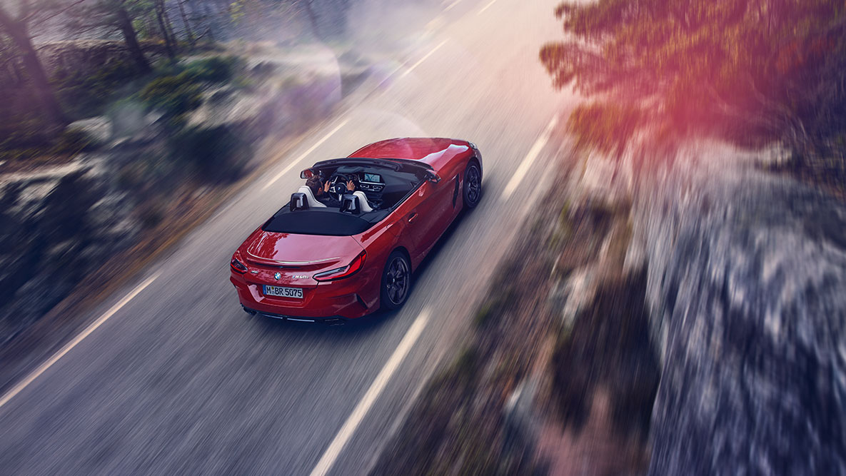 BMW Z4 Roadster weergave in beweging Rijdende BMW Z4 Roadster vanuit vogelperspectief