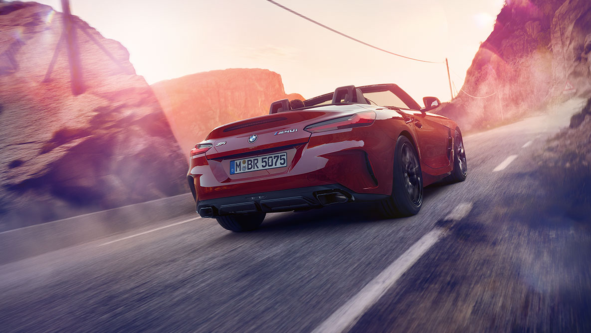 BMW Z4 Roadster achterkant Achteraanzicht van de rijdende BMW Z4 Roadster