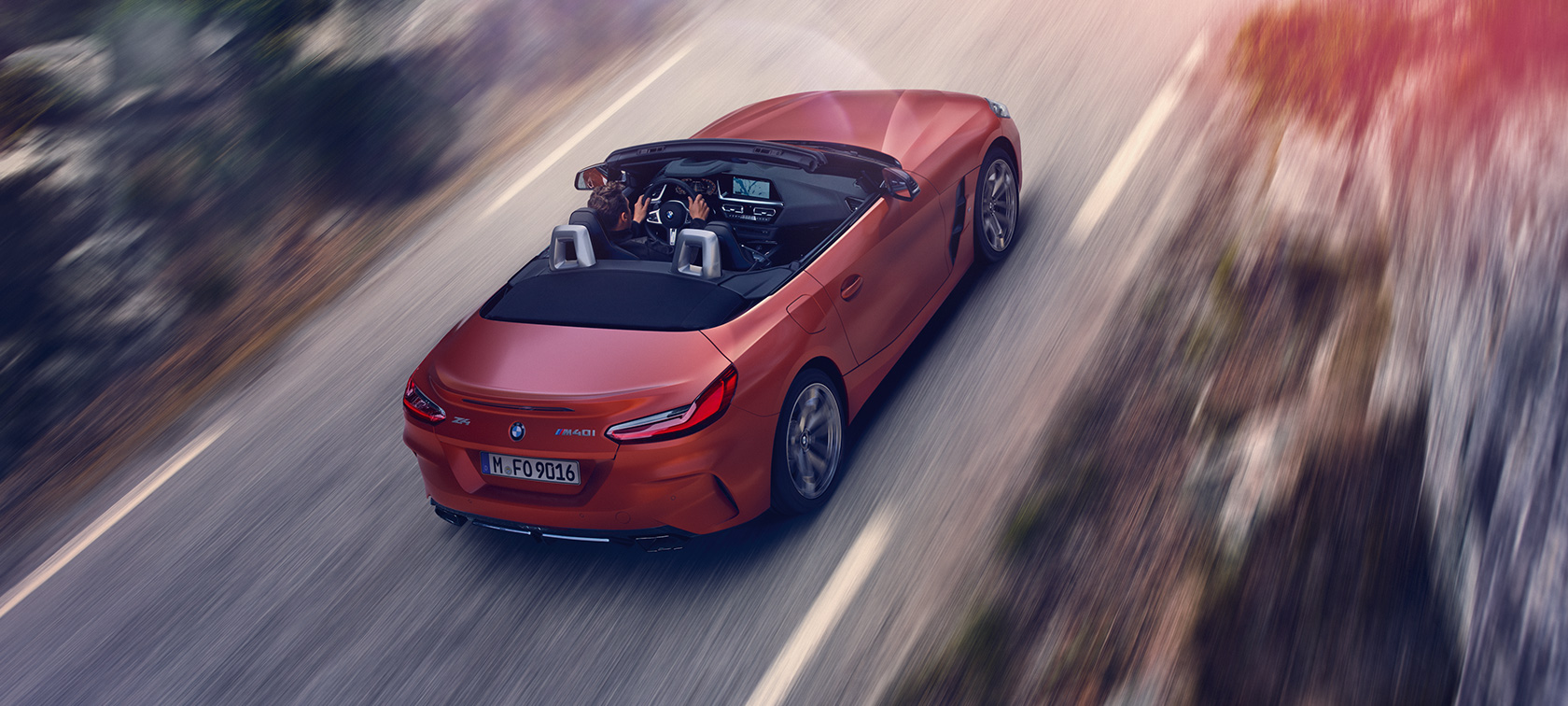 BMW Z4 Roadster (G29) vue de trois quarts arrière en plongée en mouvement BMW Z4 Roadster (G29) vue de trois quarts arrière en plongée en mouvement