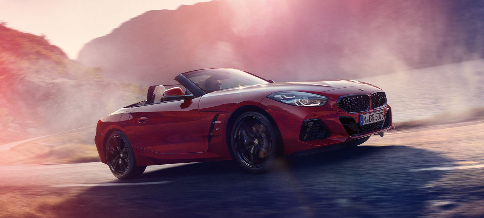 BMW Z4 M40i Roadster (G29) vue de trois quarts de profil en mouvement BMW Z4 M40i Roadster (G29) vue de trois quarts de profil en mouvement