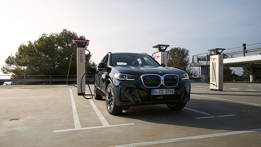 BMW Charging BMW Special Sales Sustainability Hub Environment BMW Special Sales Sustainability Hub Environment BMW Charging Véhicule BMW à l'arrêt à la station de recharge