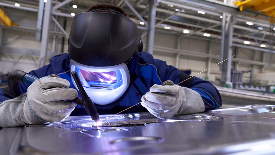 Conditions des employés BMW Special Sales Sustainability Hub Social BMW Special Sales Sustainability Hub Social Conditions du travailleur, personne soudant en tenue de protection