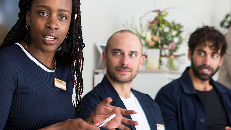 Diversité BMW Special Sales Sustainability Hub Social BMW Special Sales Sustainability Hub Social Diversité, gros plan sur une femme et deux hommes portant des vêtements sombres