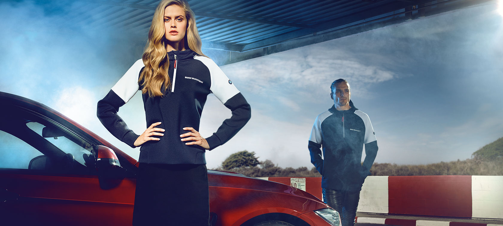 Man en vrouw in BMW Motorsport kledij. Man en vrouw in BMW Motorsport kledij.