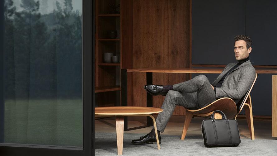 Man met artikels uit de BMW The Collection. Man met artikels uit de BMW The Collection.