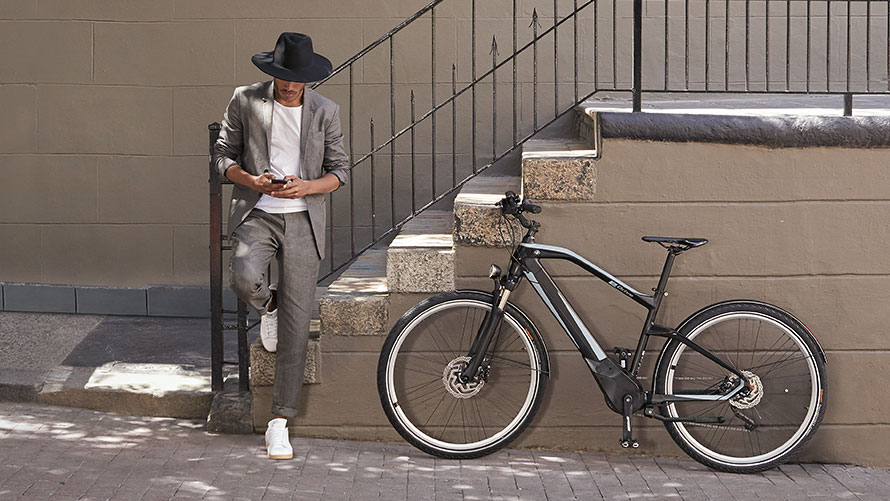 Man met een BMW E-bike. Man met een BMW E-bike.