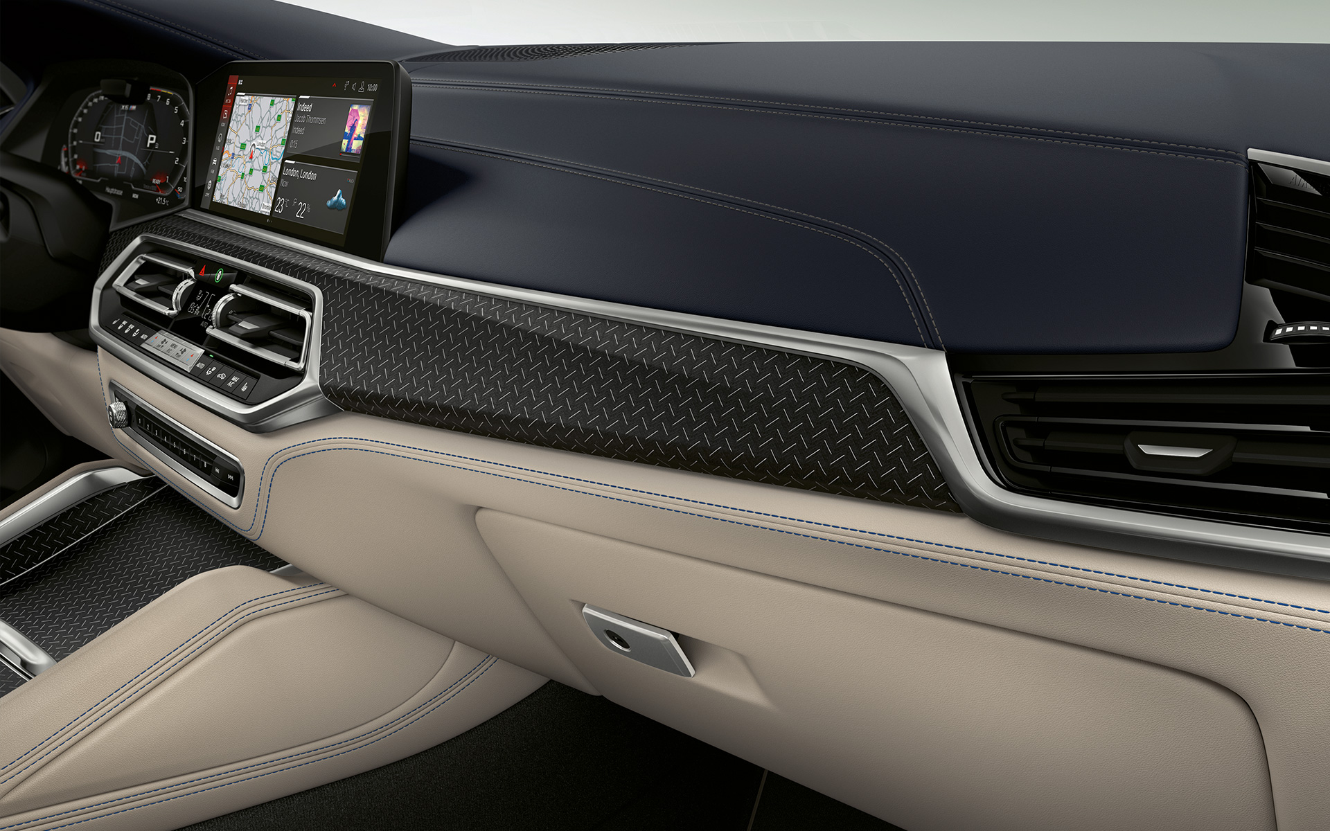 Bois noble BMW Individual Fineline Schwarz avec incrustations en aluminium gros plan Bois noble BMW Individual Fineline Schwarz avec incrustations en aluminium gros plan