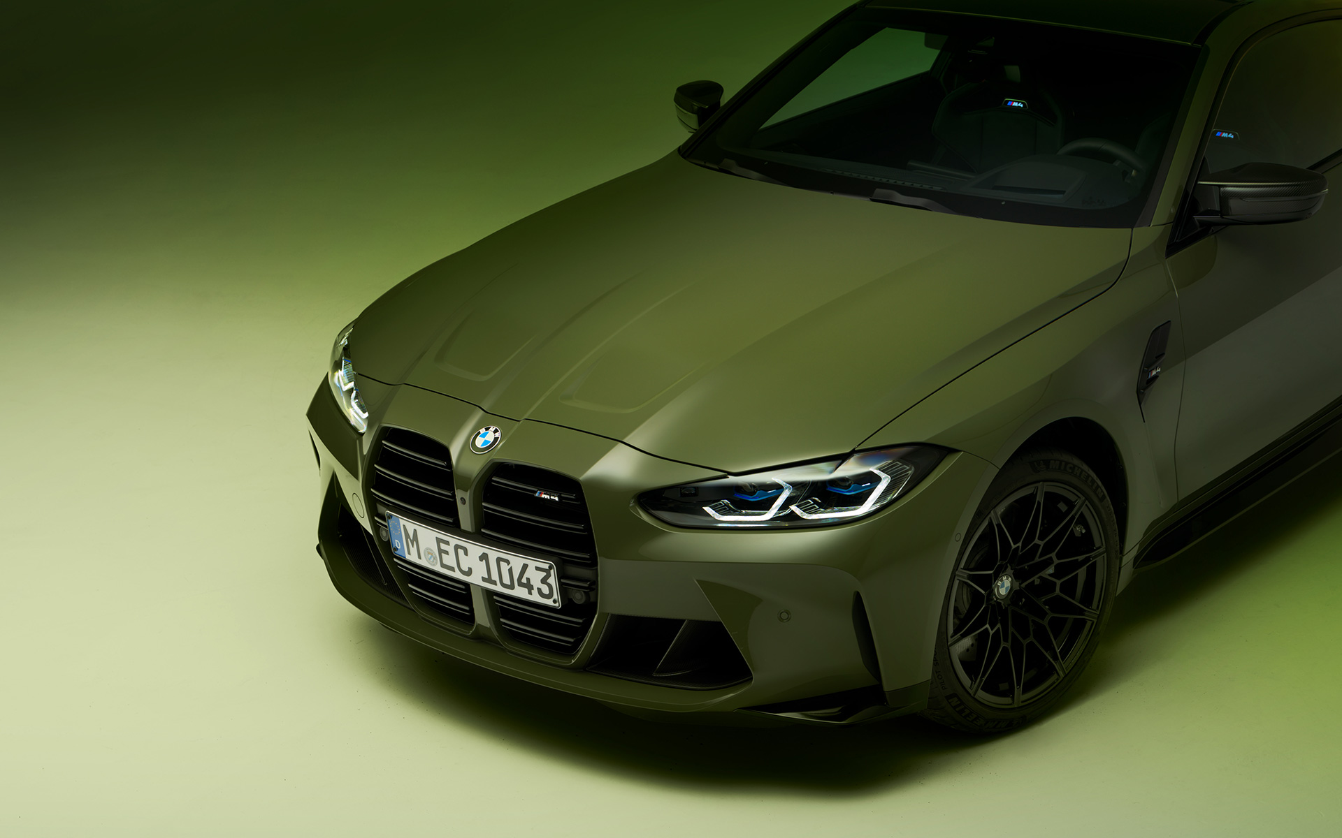 BMW M4 Competition Gran Coupé G82 2021 BMW Individual Urban Green vue trois quarts avant BMW M4 Competition Coupé G82 2021 BMW Individual Urban Green vue trois quarts avant perspective aérienne fond perdu