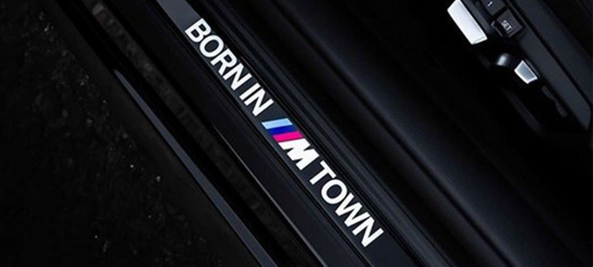 Seuil de porte BMW Individual BMW M Town gros plan Seuil de porte BMW Individual BMW M Town gros plan