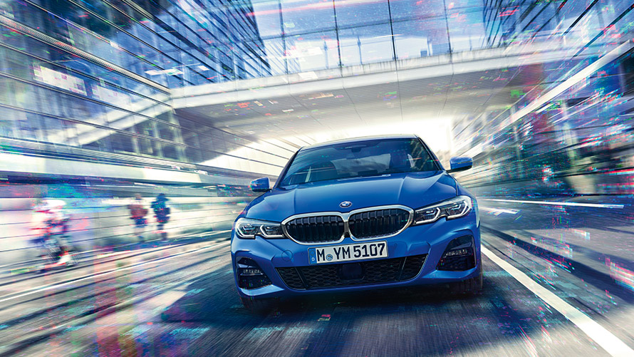 BMW Personal CoPilot : conduite intelligente Un homme conduit une BMW et regarde le système d’assistance au conducteur BMW Personal CoPilot.