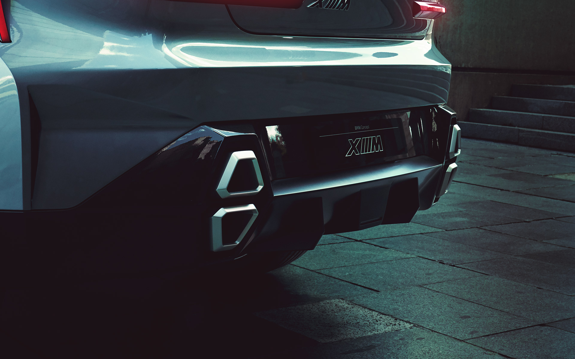BMW Concept XM (G09) driekwart achteraanzicht stilstaand close-up uitlaatpijpen BMW Concept XM (G09) driekwart achteraanzicht stilstaand close-up uitlaatpijpen