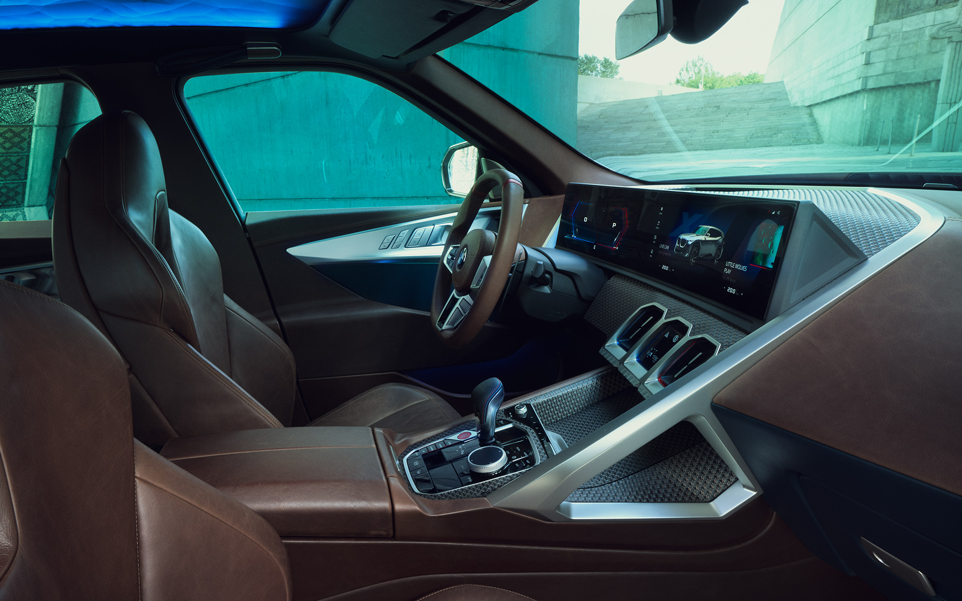 BMW Concept XM (G09) zijaanzicht interieur oriëntatie op de bestuurder BMW Concept XM (G09) zijaanzicht interieur oriëntatie op de bestuurder