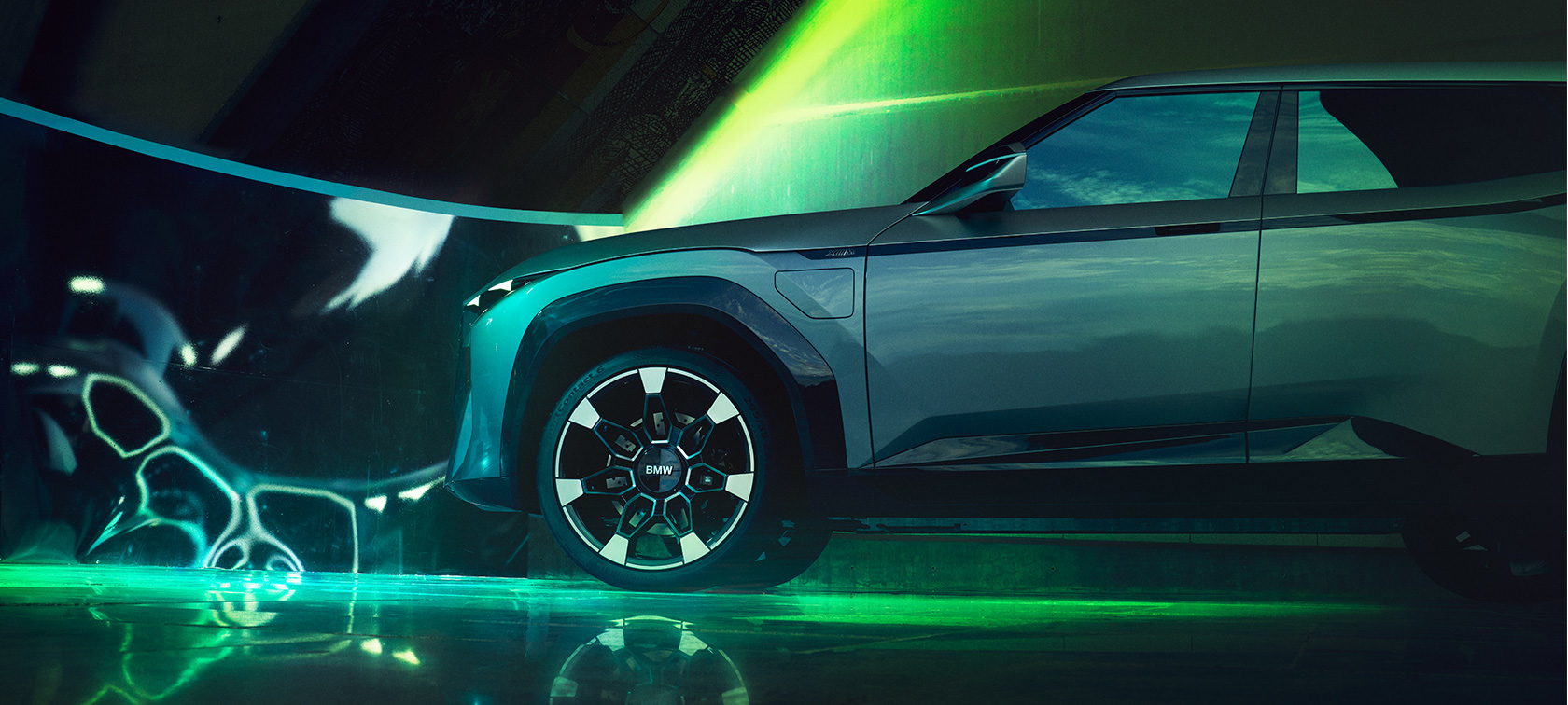 BMW Concept XM (G09) zijaanzicht stilstaand BMW Concept XM (G09) zijaanzicht stilstaand