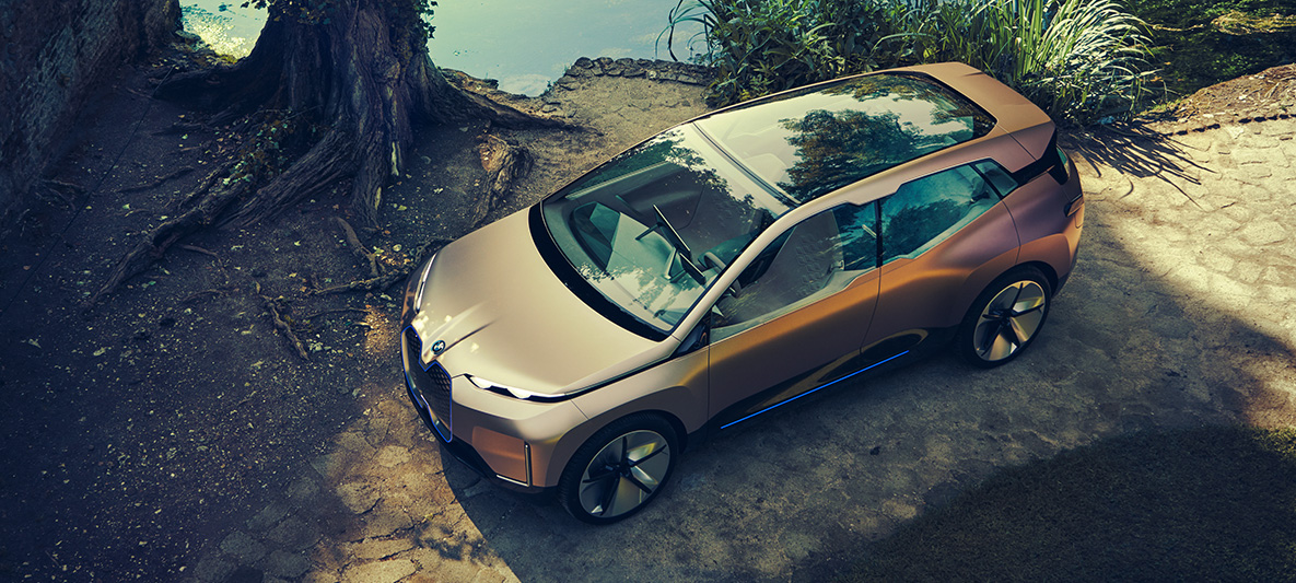 Bovenaanzicht van de BMW Vision iNEXT Bovenaanzicht van de BMW Vision iNEXT aan het meer