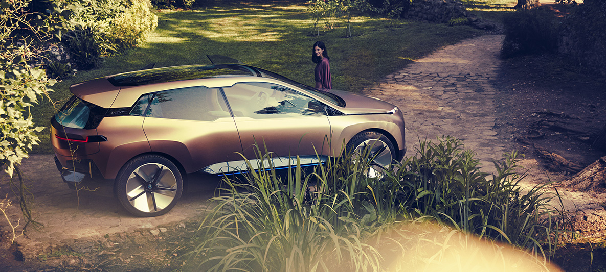 Zijaanzicht van de BMW Vision iNEXT Zijaanzicht van de BMW Vision iNEXT in het park