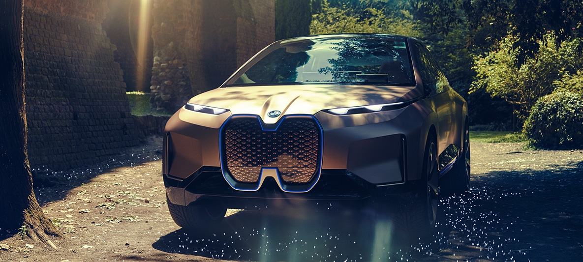 Vooraanzicht van de BMW Vision iNEXT Vooraanzicht van een rijdende BMW Vision iNEXT