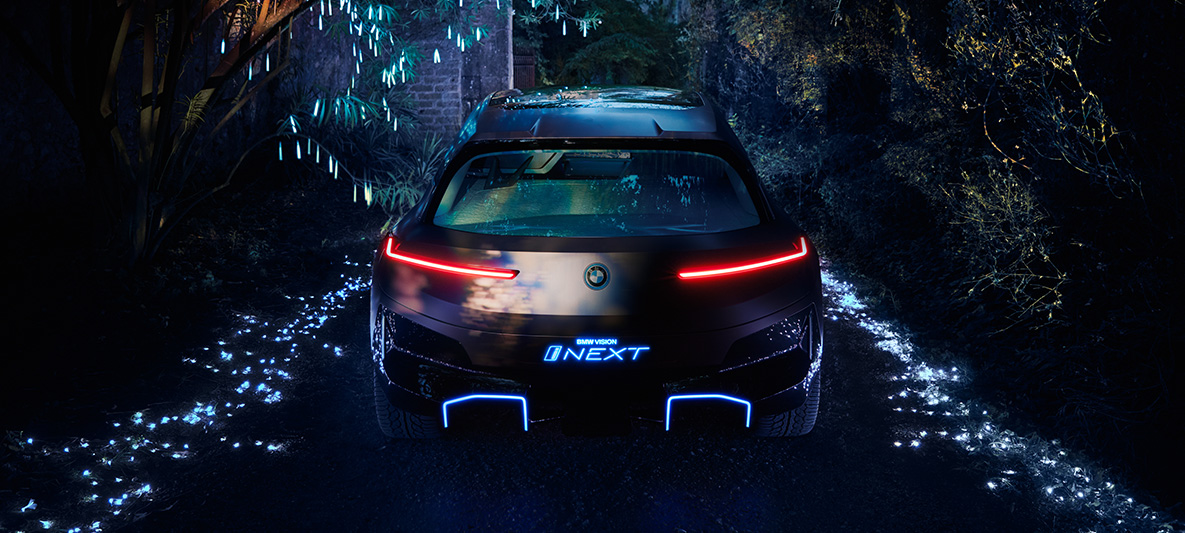 Achteraanzicht van de BMW Vision iNEXT Achteraanzicht van de BMW Vision iNEXT in het donker met rode achterlichten