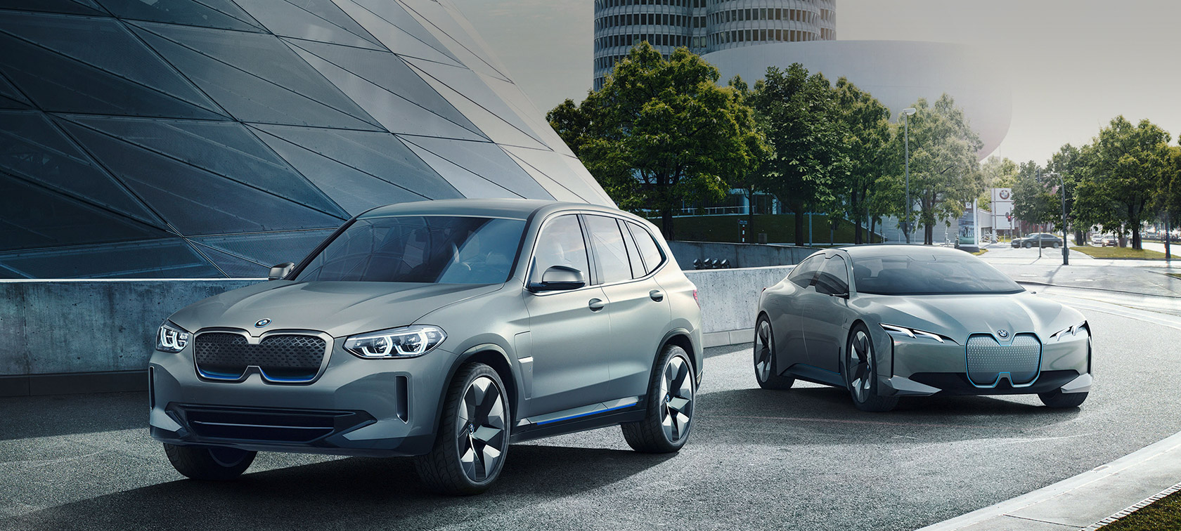 BMW Concept iX3 et BMW Vision iNEXT devant des bâtiments Perspectives BMW 2023 BMW Concept iX3 et BMW Vision iNEXT devant des bâtiments
