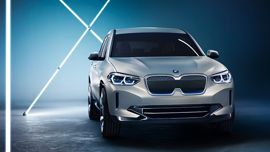BMW Concept iX3, vue en studio BMW Concept iX3, vue de trois quarts avant en studio