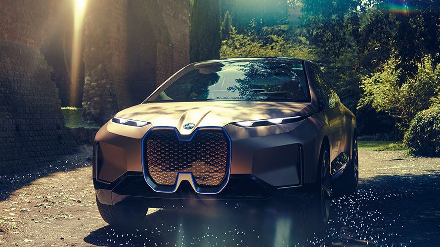BMW Vision iNEXT devant une forêt BMW Vision iNEXT devant une forêt, vue de trois quarts avant