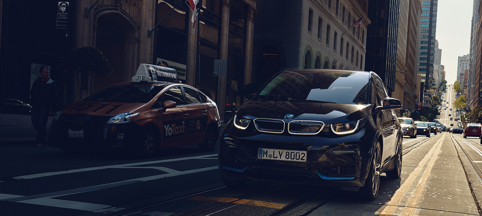 BMW i3 op de weg BMW elektrische wagens BMW i3 op de weg driekwart vooraanzicht