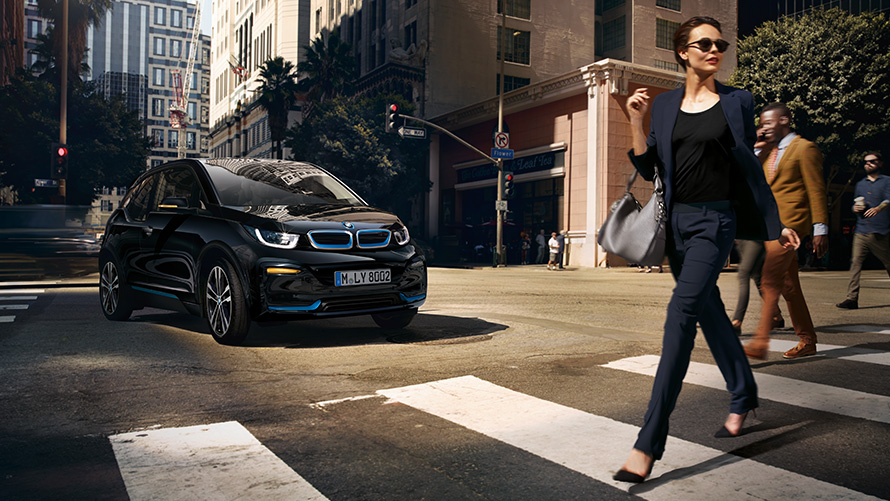 BMW i3 devant un décor urbain Recharge BMW au quotidien BMW i3s devant un décor urbain