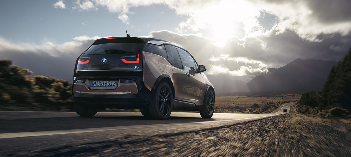 BMW i3s devant un paysage de montagnes Exemple d’autonomie BMW, BMW i3s devant un paysage de montagnes, vue de trois quarts arrière