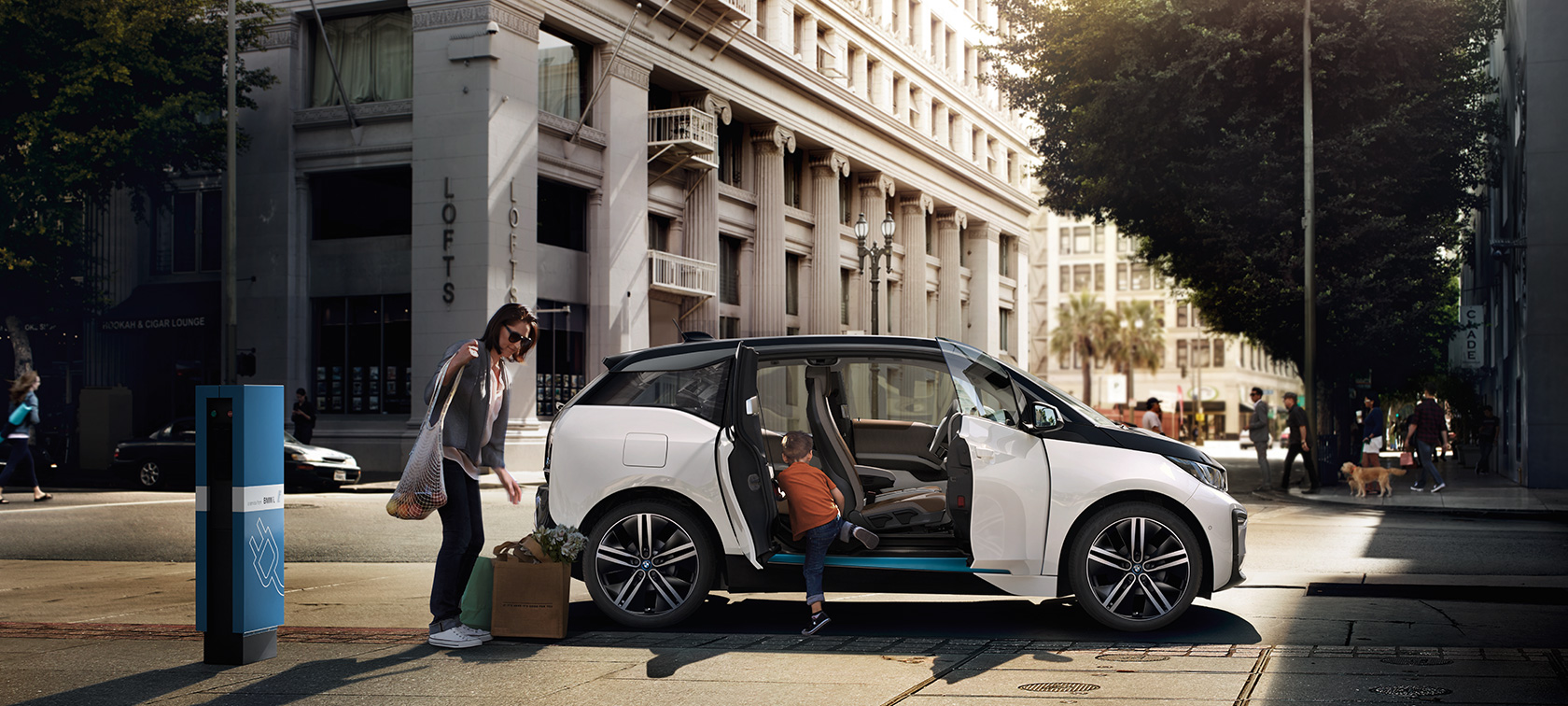 BMW i3 devant un décor urbain Autonomie BMW BMW i3 avec femme et enfant devant un décor urbain