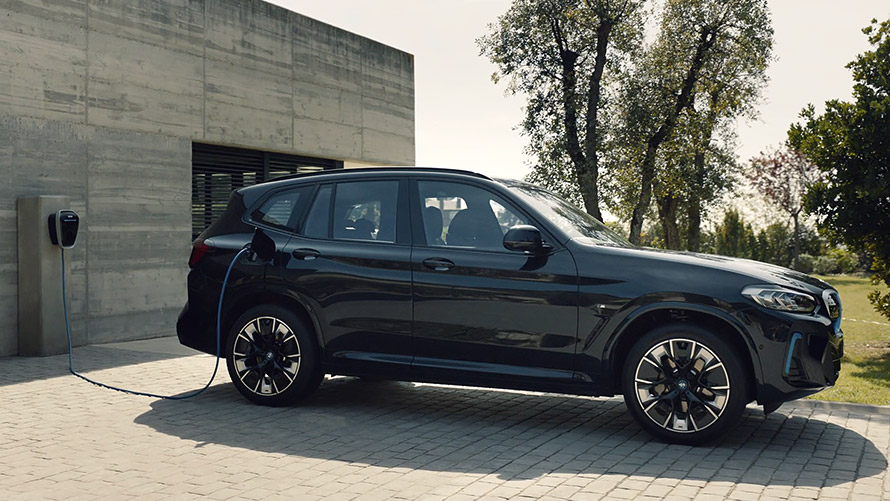 Elektrische BMW wagens BMW iX3 thuis opladen video Elektrische BMW wagens BMW iX3 thuis opladen video
