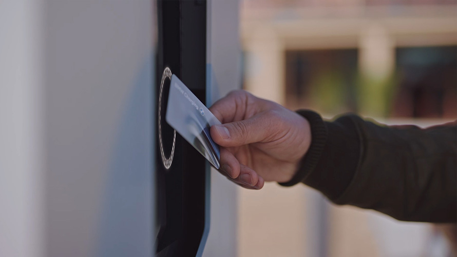 Elektrische BMW wagens BMW iX publiek opladen BMW Charging snellaadstations video Elektrische BMW wagens BMW iX publiek opladen BMW Charging snellaadstations video