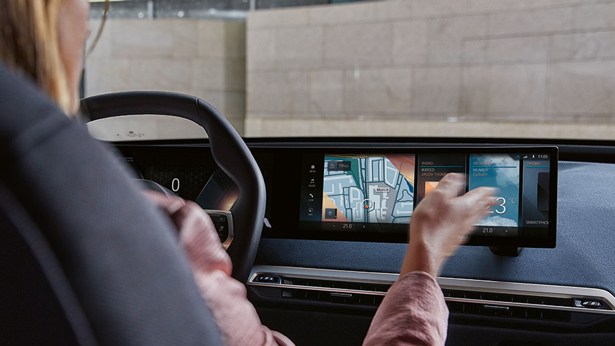 BMW Connected Charging in de wagen BMW Connected Charging in de wagen BMW iX met BMW Curved Display