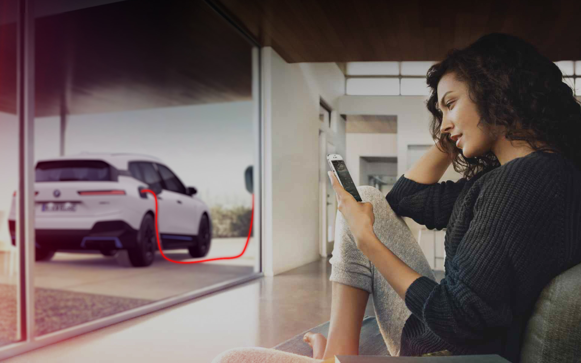 Thuis opladen BMW iX i20 Thuis opladen BMW iX i20 Vrouw met smartphone