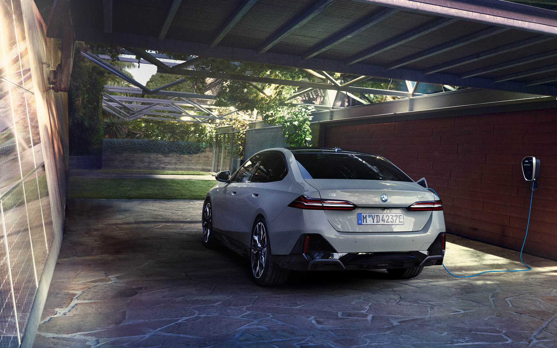 Laden met zonne-energie thuis BMW i5 eDrive40 G60 Laden met zonne-energie thuis BMW i5 eDrive40 G60 3/4 achteraanzicht