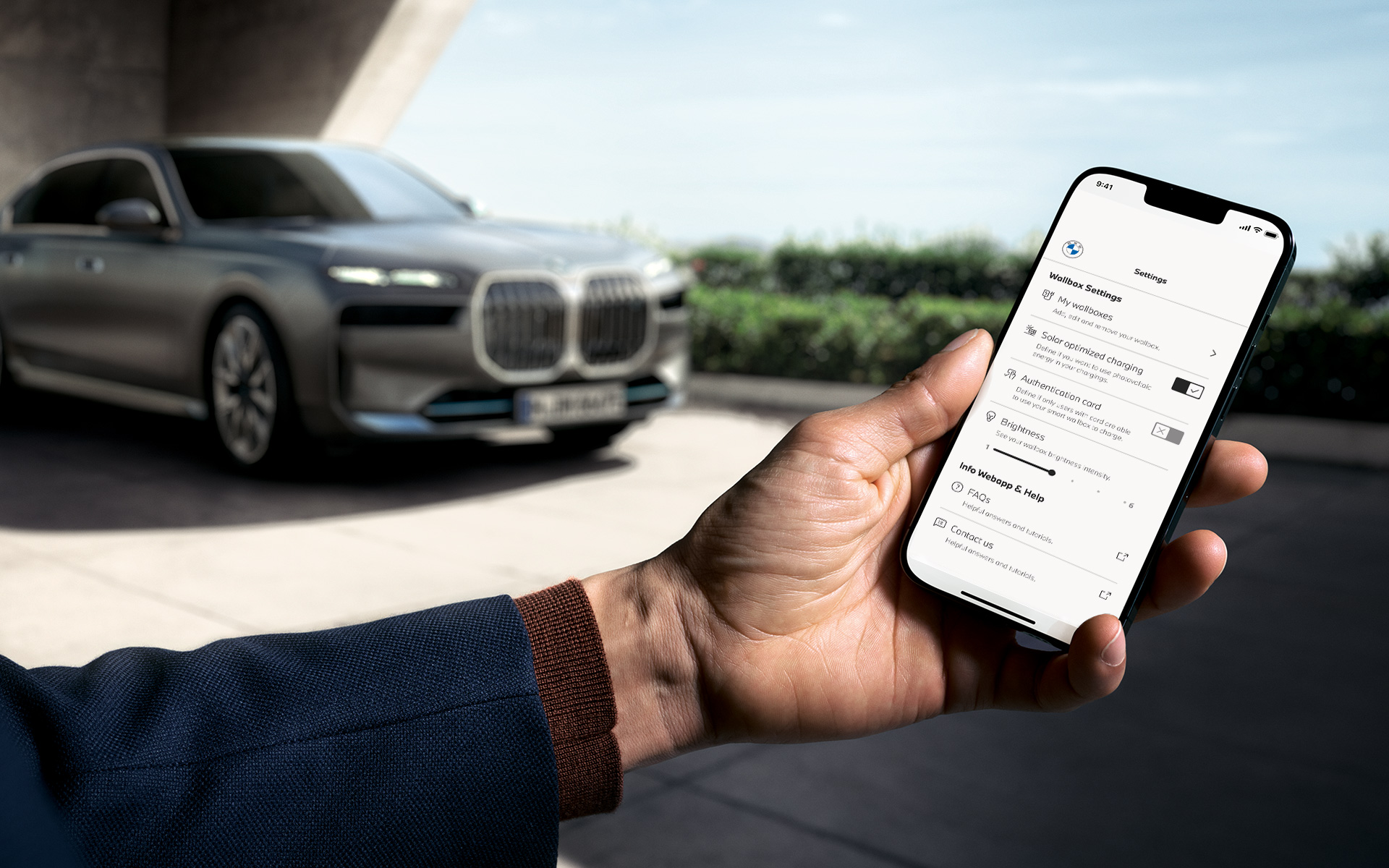 BMW i7 G70 smartphone toont My BMW App BMW i7 G70 smartphone op de voorgrond toont My BMW App