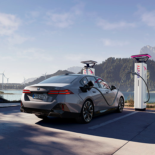 BMW i5 G60 laadsituatie aan een meer BMW i5 G60 BEV laadsituatie aan een meer