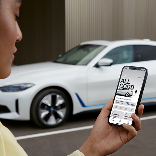 Connected Charging in de My BMW App Connected Charging in de My BMW App BMW i4 G26 met persoon op de voorgrond