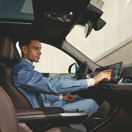 Connected Charging in de wagen Connected Charging in de wagen Man bedient BMW Curved Display