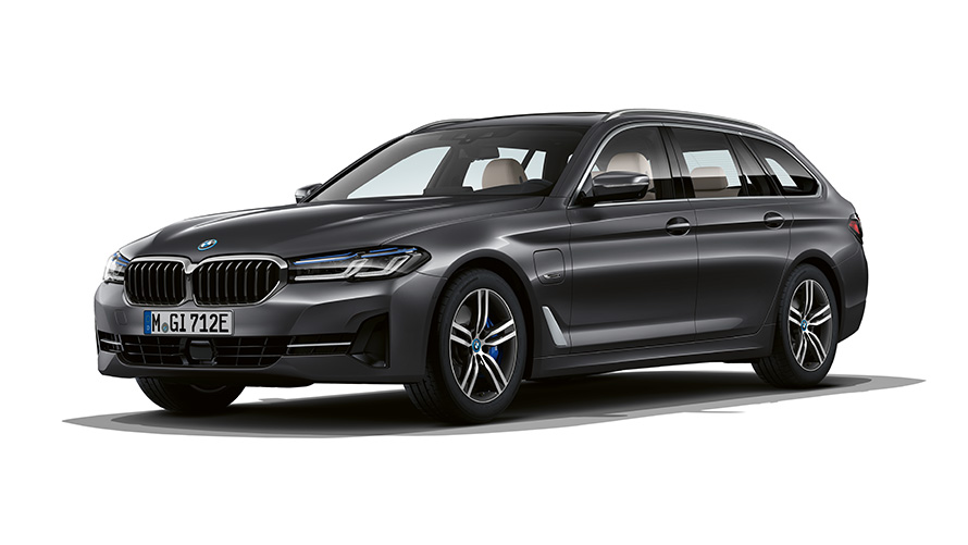 BMW Série 5 Touring hybride rechargeable, vue de trois quarts avant BMW Série 5 Touring hybride rechargeable, vue de trois quarts avant en studio