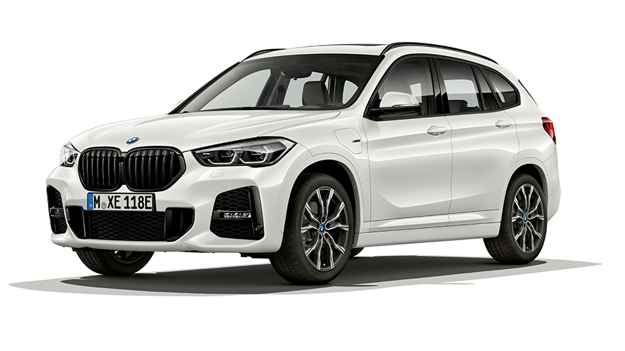BMW X1 xDrive25e, modèle PHEV, vue de trois quarts avant BMW X1 xDrive25e , modèle PHEV, vue de trois quarts avant en studio