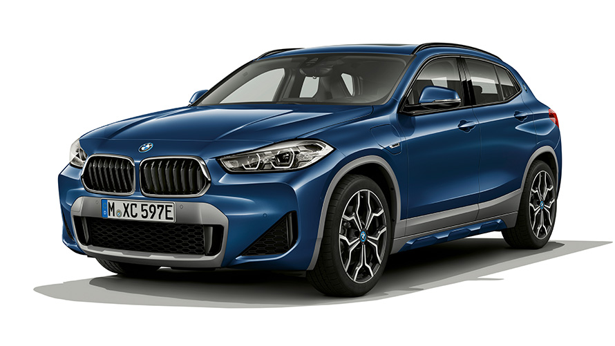 BMW X2 xDrive25e, modèle PHEV, vue de trois quarts avant BMW X2 xDrive25e , modèle PHEV, vue de trois quarts avant en studio