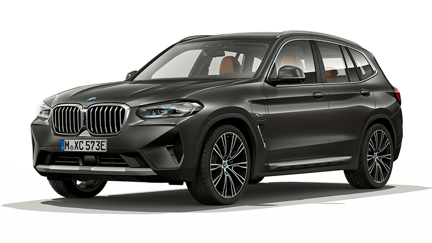 BMW X3 xDrive30e, modèle PHEV, vue de trois quarts avant BMW X3 xDrive30e , modèle PHEV, vue de trois quarts avant en studio