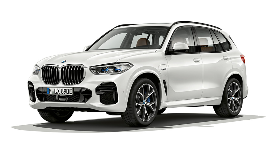 BMW X5 xDRIVE50e Modèle PHEV, vue de trois quarts avant BMW X5 xDRIVE50e Modèle PHEV, vue de trois quarts avant en studio