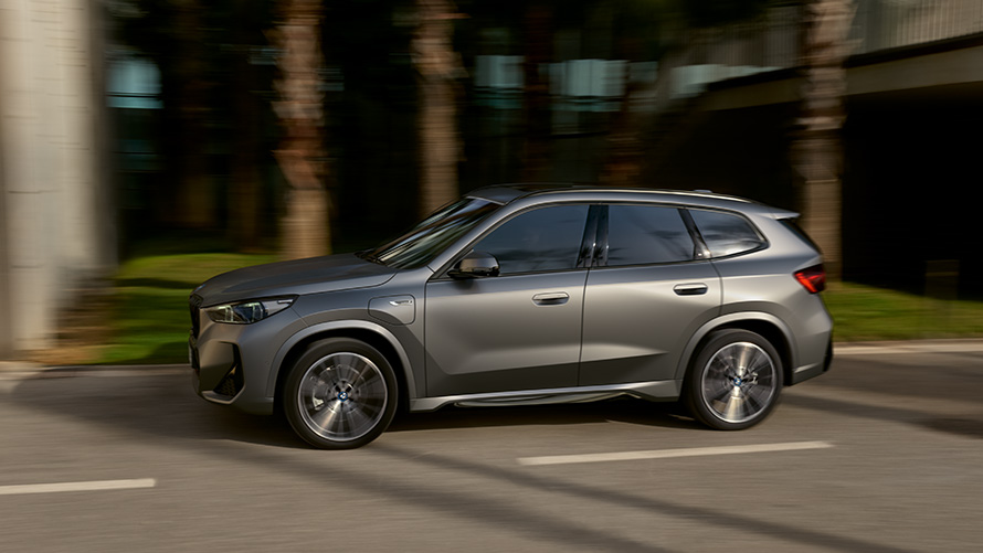 BMW X1 Plug-in Hybrid 2022 U11 vue de profil en mouvement BMW X1 Plug-in Hybrid 2022 U11 vue de profil en mouvement