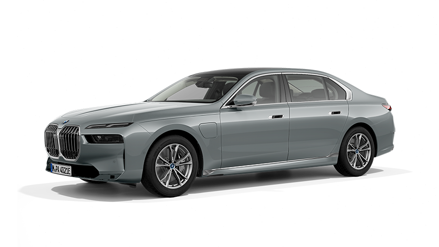 BMW 750e xDrive G70 PHEV 3/4 vooraanzicht stilstaand