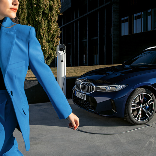Laadsituatie met een BMW stappende vrouw op de voorgrond