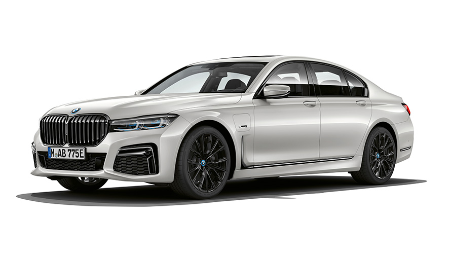BMW 745e PHEV-model driekwart vooraanzicht BMW 745e PHEV-model studio-opname driekwart vooraanzicht