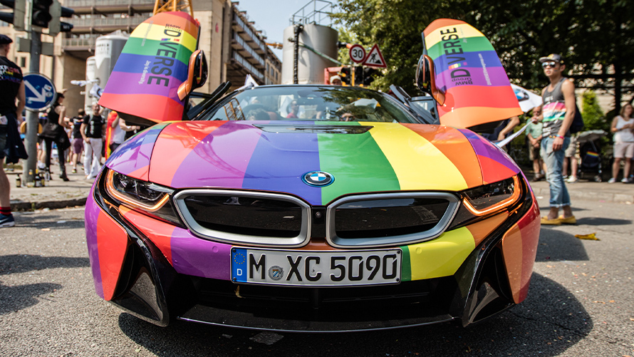 Diversiteit BMW duurzaamheid BMW duurzaamheid diversiteit BMW wagen vooraanzicht in regenboogkleuren met geopende vleugeldeuren