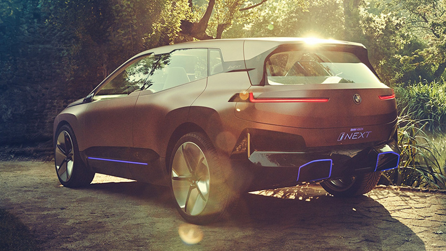 BMW Vision iNEXT devant une forêt BMW Vision iNEXT devant une forêt, vue de trois quarts avant