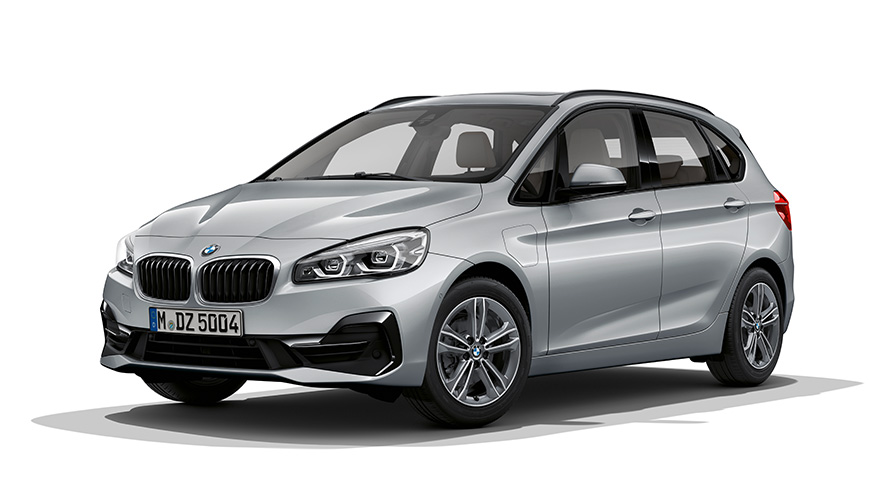 BMW 225xe Active Tourer, modèle PHEV, vue de trois quarts avant BMW 225xe Active Tourer, modèle PHEV, vue de trois quarts avant en studio